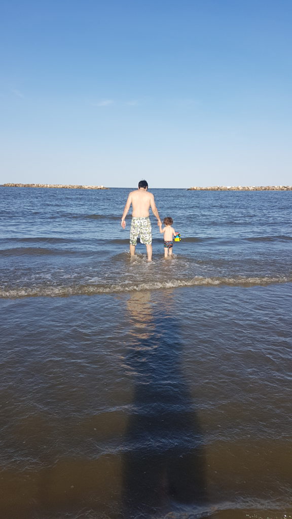 père et fils dans l'eau