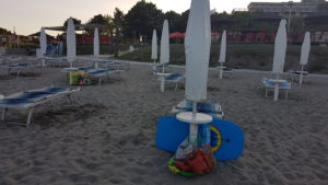 affaire laissées sur la plage adriatique